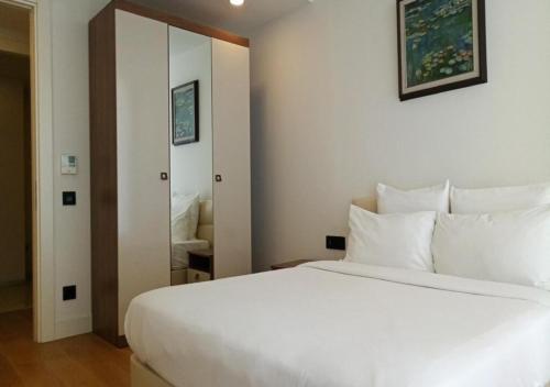 ein Schlafzimmer mit einem großen weißen Bett und einem Spiegel in der Unterkunft Prime Istanbul in Istanbul