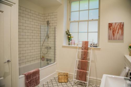 uma casa de banho com um chuveiro, uma banheira e um lavatório. em BV Lux 1 Bedroom At Leeds CLiff Oak Mansion House em Leeds