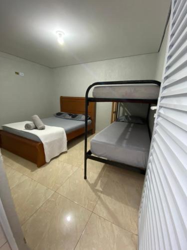 een slaapkamer met 2 stapelbedden in een kamer bij Casa Guarujá próx. Balsa Santos in Guarujá