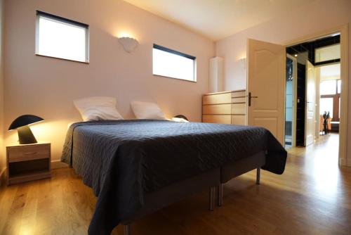 3-room separate unit in Sceaux (80 sq.m/860 sq.ft) في سو: غرفة نوم بسرير كبير ونوافذ