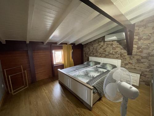卡佩斯特雷貝勒奧的住宿－O'Chalet des îles，一间卧室配有一张带风扇的床