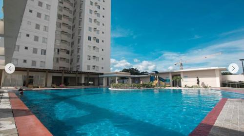 セブシティにあるAvida Towers Riala T3 - Studio Unit 2nd Floor - 224の高層ビル2棟の隣に青い大型スイミングプール