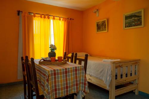 um quarto com uma cama, uma mesa e uma janela em Apart La Cantora em Gualeguaychú