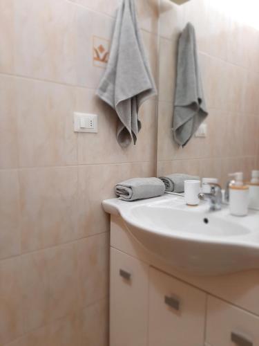 bagno con lavandino e specchio di Appartamento vicino aeroporto a Firenze