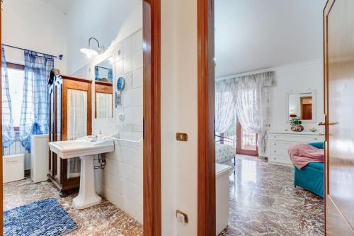 uma casa de banho com um lavatório e um espelho em Villa Marisol em Cesano