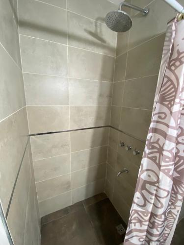 eine Dusche mit Duschvorhang im Badezimmer in der Unterkunft Aconcagua Top in Mendoza