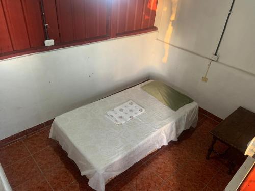a small bed in a corner of a room at Hostel Casa María in Masaya