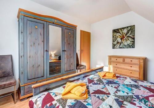 ein Schlafzimmer mit einem großen Bett und einer Kommode in der Unterkunft Ferienhaus Clara in Benz