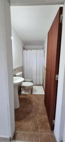 a bathroom with a toilet and a sink at ALQUIFE, complejo de departamentos in Capilla del Monte