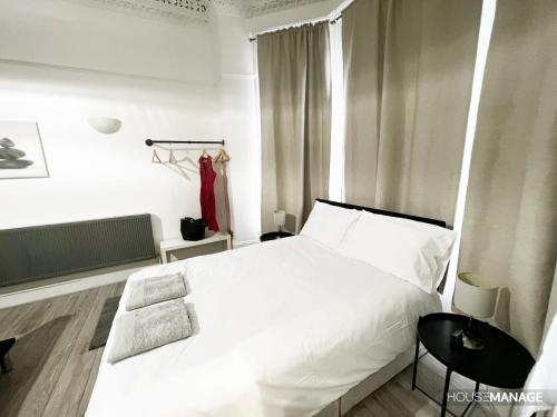 Un dormitorio con una gran cama blanca y una ventana en Erin Court Mansion - RM 11 en Croydon