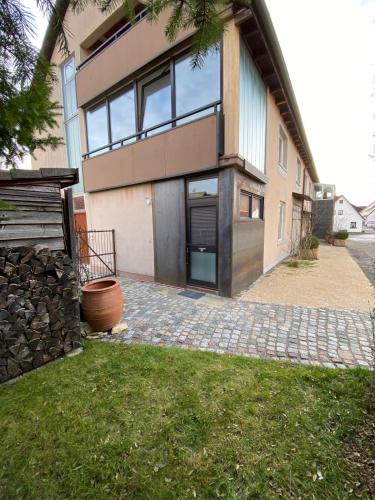 uma casa com uma porta e uma parede de pedra em ALB-APARTMENT-WESTERHEIM Kurort em Westerheim