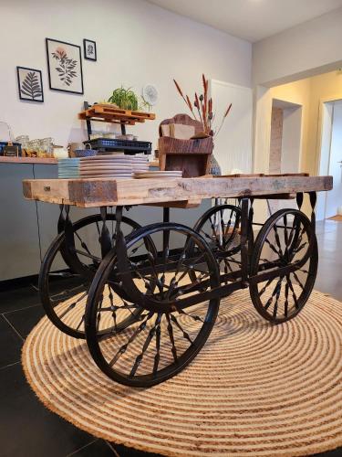 a wooden cart withoked wheels sitting on a rug at Boutique Hotel Marielle in Bad Münstereifel