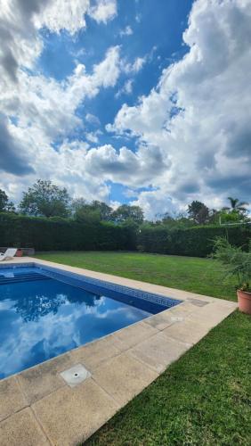 una piscina en medio de un patio en Casa en Yala Jujuy in 