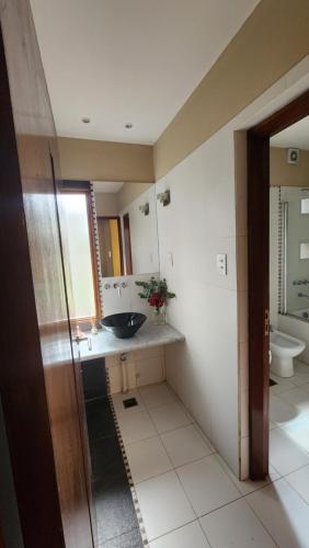 y baño con lavabo y aseo. en Casa en Yala Jujuy in 