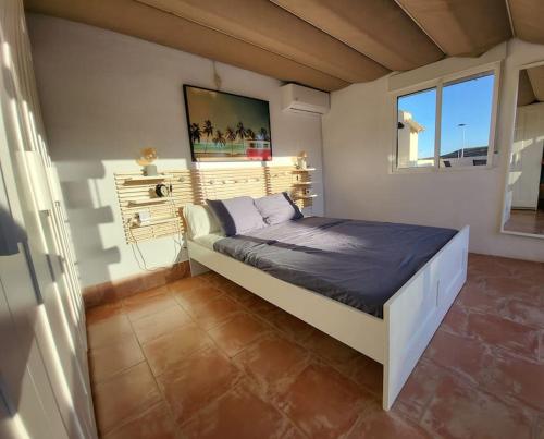 Un pat sau paturi într-o cameră la Droomvilla, complete private villa met privaat zwembad