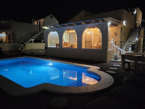 Piscina de la sau aproape de Droomvilla, complete private villa met privaat zwembad