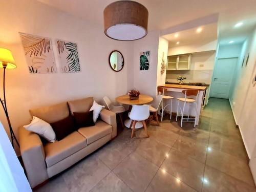 sala de estar con sofá y mesa en Precioso departamento en zona gastronomica con cochera en Lanús