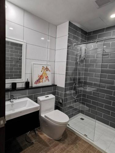 a bathroom with a toilet and a sink and a shower at Premier Luxe Hotel โรงแรมพรีเมียร์ลักซ์ in Ban Nong Chaeng