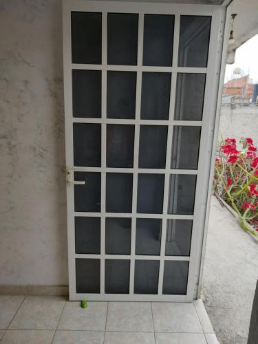 una puerta con paneles de vidrio en el lateral de un edificio en Amplia Habitación privada, en Ciudad de México