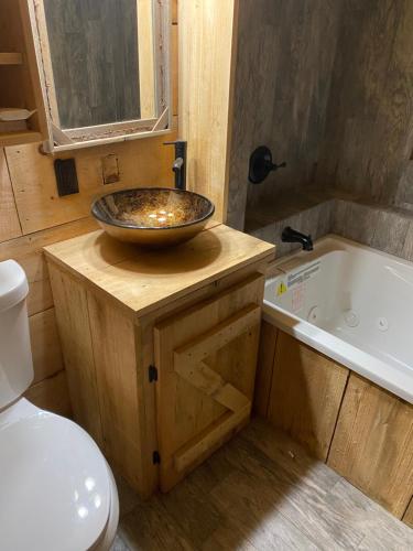 Ένα μπάνιο στο 1850s Settlers Cabin at Wethero Ridge