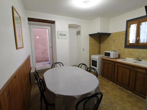 - une cuisine avec une table, des chaises et un évier dans l'établissement Appartement typique à Collioure, près des plages et commerces, avec cour et 3 chambres pour 6 pers. - FR-1-309-213, à Collioure