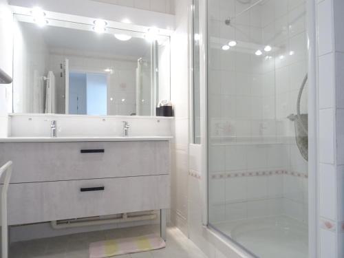 y baño con ducha, lavabo y espejo. en Appartement Les Sables-d'Olonne, 3 pièces, 4 personnes - FR-1-92-880, en Les Sables-dʼOlonne