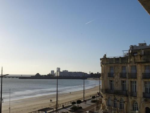 Photo de la galerie de l'établissement Appartement T3 Rénové avec Garage et Balcon, à 2 pas de la Plage - FR-1-92-880, à Les Sables-dʼOlonne