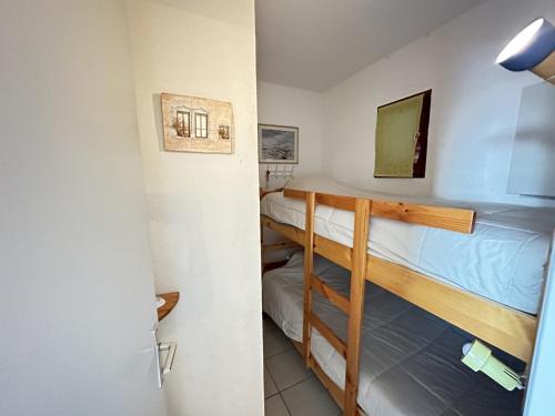 - deux lits superposés dans une chambre dans l'établissement Studio Port-Vendres, 1 pièce, 4 personnes - FR-1-309-256, à Port-Vendres