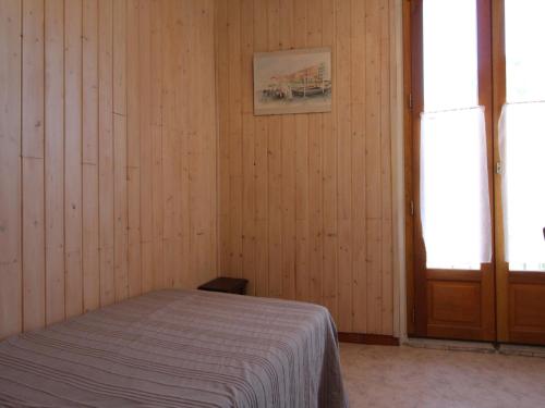 - une chambre avec un lit, une fenêtre et une porte dans l'établissement Appartement typique au cœur de Collioure, proche plages, commerces et sites historiques - FR-1-309-269, à Collioure