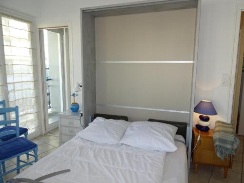 Photo de la galerie de l'établissement Studio Face Mer avec Balcon, Proche Plage et Commerces, Équipé, 1er Étage avec Ascenseur - FR-1-92-907, à Les Sables-dʼOlonne