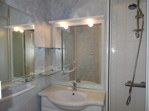 Photo de la galerie de l'établissement Studio Face Mer avec Balcon, Proche Plage et Commerces, Équipé, 1er Étage avec Ascenseur - FR-1-92-907, à Les Sables-dʼOlonne