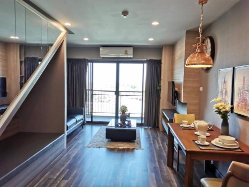 a living room with a table and a couch at Premier Luxe Hotel โรงแรมพรีเมียร์ลักซ์ in Ban Nong Chaeng