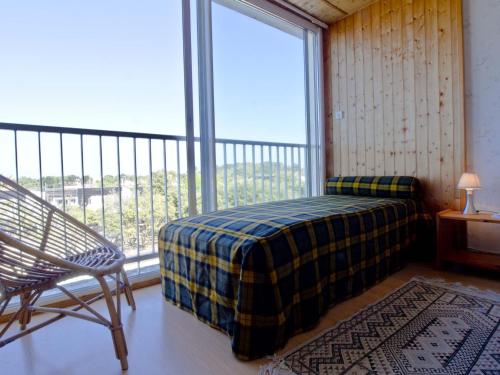 ein Schlafzimmer mit einem Bett und einem großen Fenster in der Unterkunft Appartement Les Sables-d'Olonne, 2 pièces, 4 personnes - FR-1-92-649 in La Pironnière