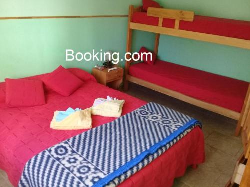 um quarto com uma cama vermelha e azul em Sueños Cumplidos Chascomús em Chascomús
