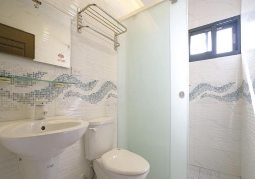 馬公市的住宿－理想窩民宿 Dream Wo B&B，白色的浴室设有水槽和卫生间。