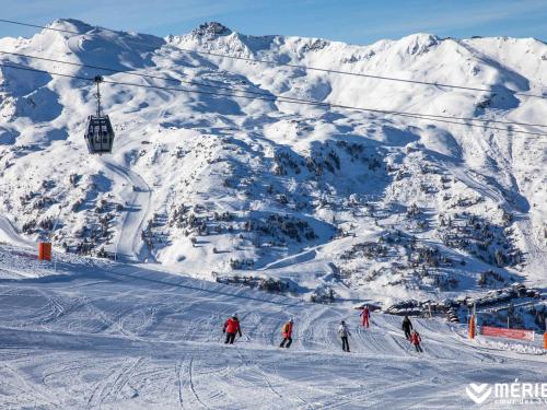 Chalet en duplex exposé sud avec cheminée à Méribel