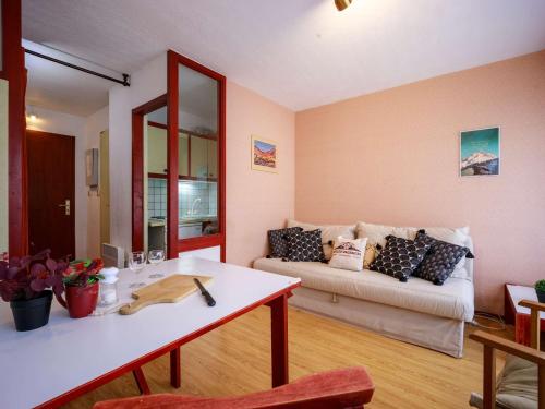 un salon avec un canapé et une table dans l'établissement Studio chaleureux pour 4 pers. à Saint Lary avec balcon et parking - FR-1-296-453, à Vignec