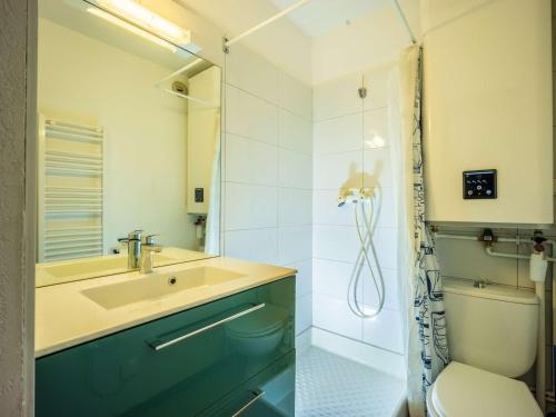 une salle de bain avec un lavabo, une douche et des toilettes dans l'établissement Studio chaleureux pour 4 pers. à Saint Lary avec balcon et parking - FR-1-296-453, à Vignec