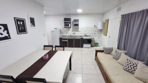 cocina y sala de estar con mesa y sofá en MORRO en San José