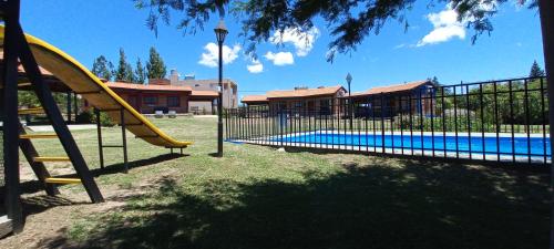 un parque infantil con un tobogán y una piscina en Portal del Uritorco en Capilla del Monte