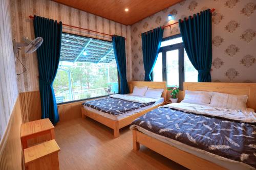 um quarto com 2 camas e uma janela em Cẩm Tú Villa Đà Lạt em Da Lat