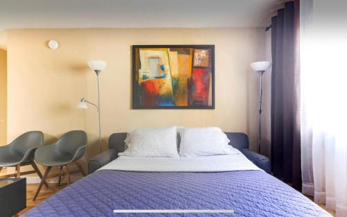 Giường trong phòng chung tại Downtown River Valley Bachelor Suite Condo, NON Smoking, 12 inches Queen Bed, Beautiful Minimalist, very convenient every where