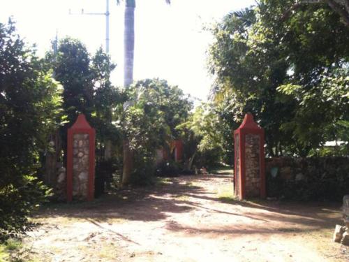een pad met twee rode palen in het midden bij Casita de campo in Valladolid