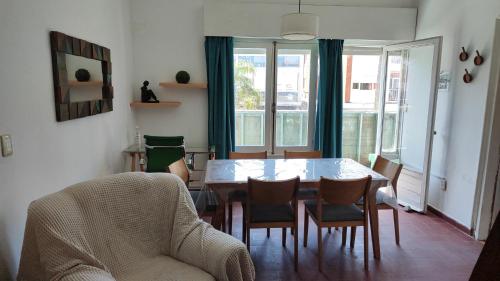 ein Esszimmer mit einem Tisch und Stühlen in der Unterkunft Apartamento sobre Gorlero in Punta del Este