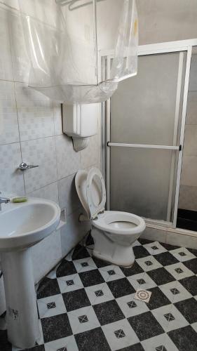 une salle de bains avec toilettes et lavabo dans l'établissement Apartamento sobre Gorlero, à Punta del Este