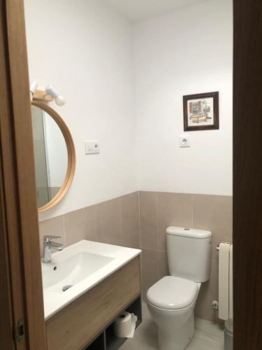 La salle de bains est pourvue de toilettes, d'un lavabo et d'un miroir. dans l'établissement La casita, à Baños de la Encina