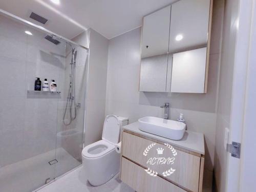La salle de bains est pourvue de toilettes, d'un lavabo et d'une douche. dans l'établissement City View Lovely 1BD Apartment @ CBD, à Canberra