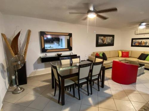 a living room with a table and a couch at Acapulco Diamante hermoso departamento in Acapulco