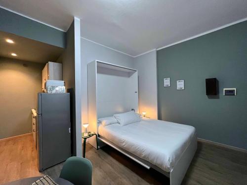 een kleine slaapkamer met een bed en een stoel bij Giano Host - Ponterotto in Genua