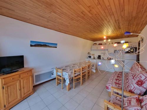 un salon avec une table et une salle à manger dans l'établissement Grand appartement pour 12 pers. avec balcon sud, WIFI, parking et proche pistes – St Michel de Chaillol - FR-1-393-11, à Saint-Michel-de-Chaillol